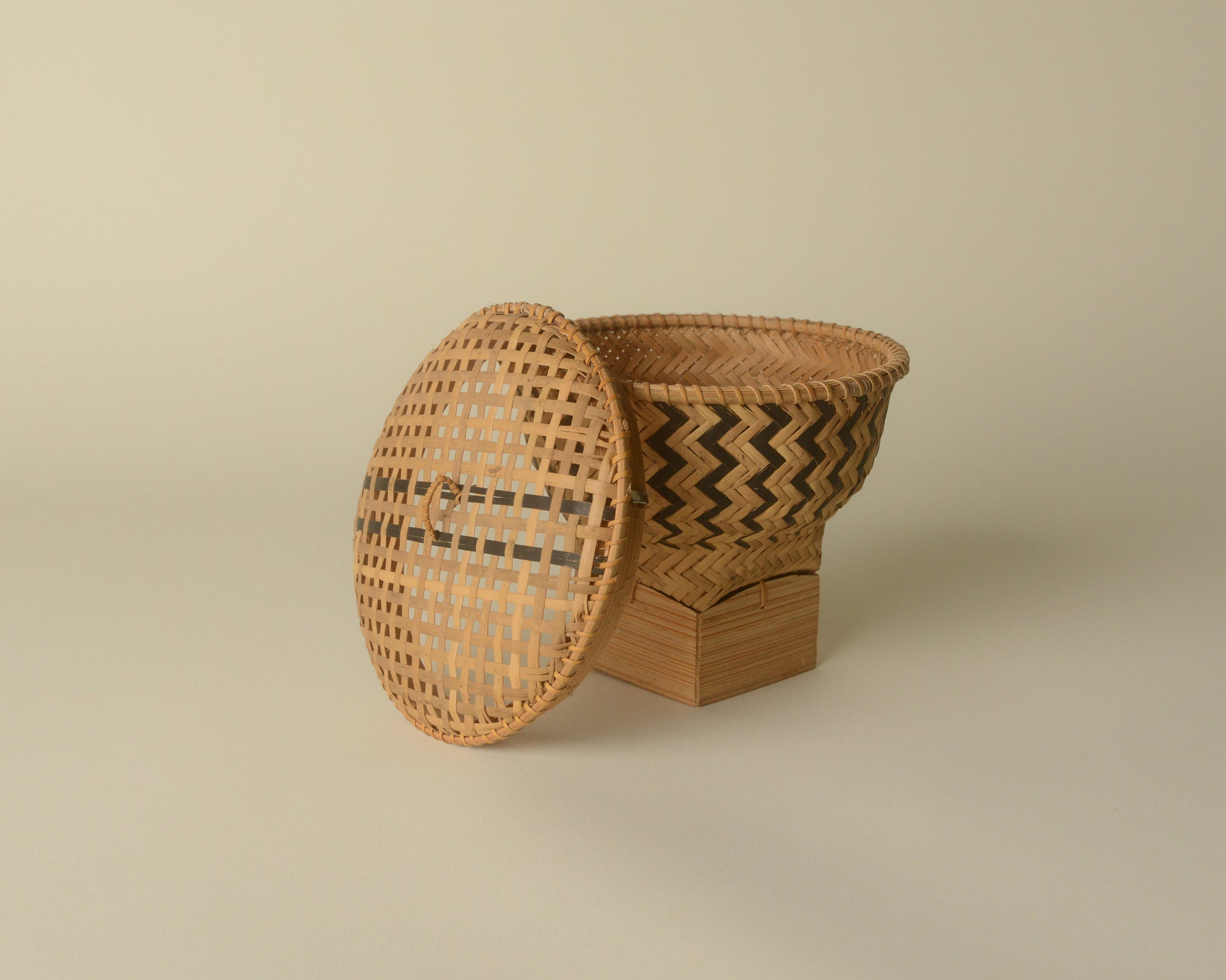 Small Lidded Indonesian Rice Basket.